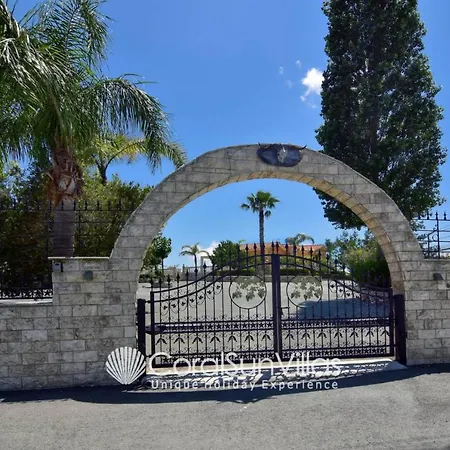 Elegant Huge Large Pool, Ideal For Weddings Káthikasz