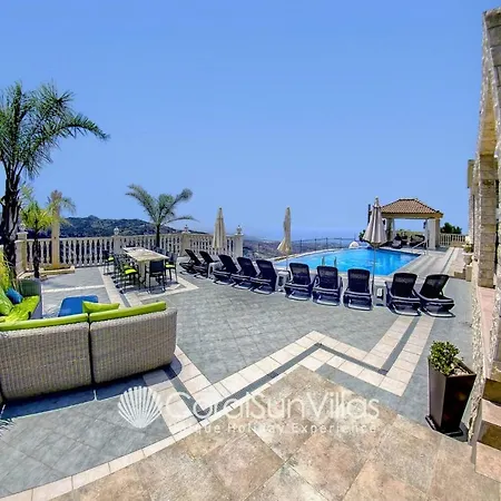 Elegant Huge Large Pool, Ideal For Weddings *