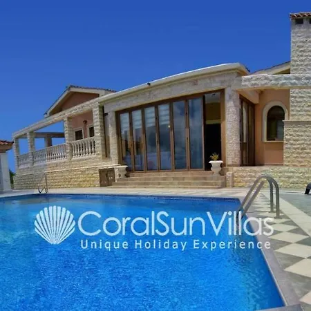 Elegant Huge Large Pool, Ideal For Weddings Káthikasz