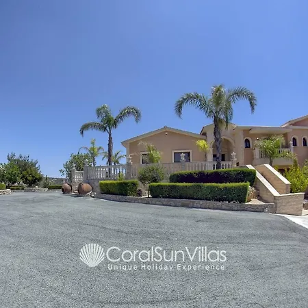 Elegant Huge Large Pool, Ideal For Weddings Κάθηκας