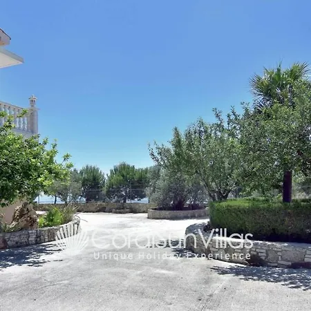Elegant Huge Large Pool, Ideal For Weddings