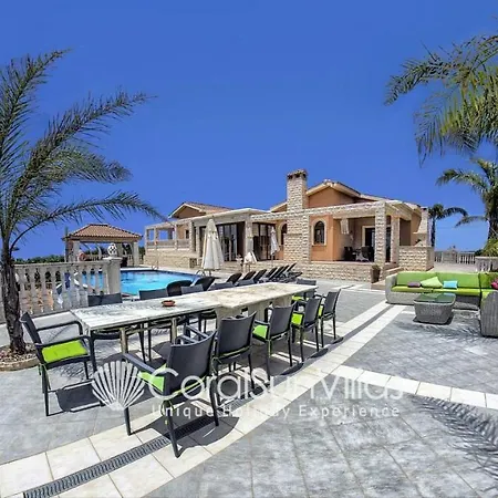 Elegant Huge Large Pool, Ideal For Weddings