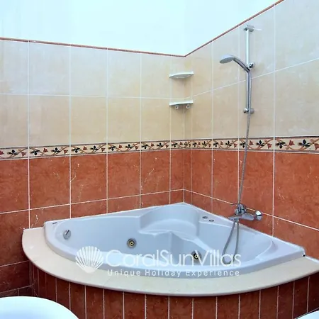 Elegant Huge Large Pool, Ideal For Weddings كاتيكاس