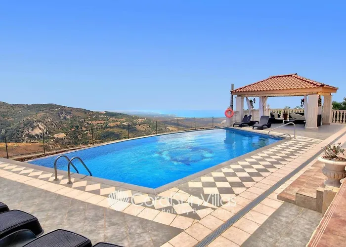 Elegant Huge Large Pool, Ideal For Weddings *