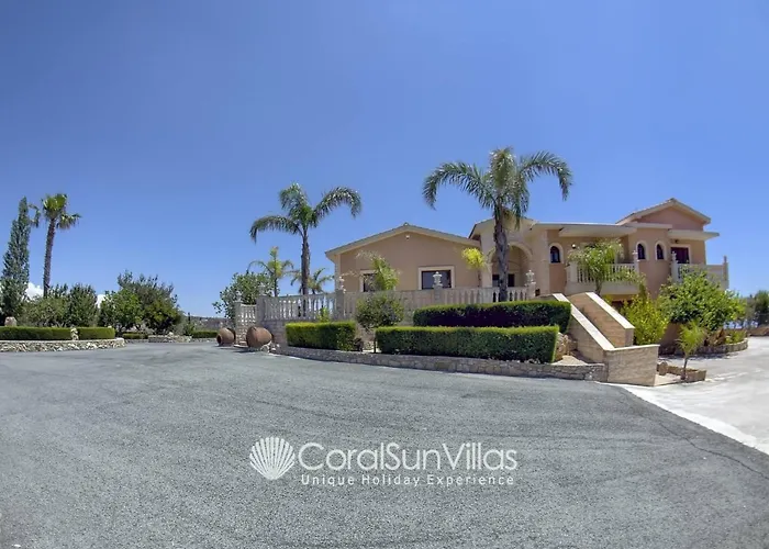 Elegant Huge Large Pool, Ideal For Weddings Катикас