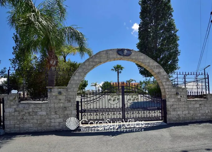 Elegant Huge Large Pool, Ideal For Weddings Kathikas