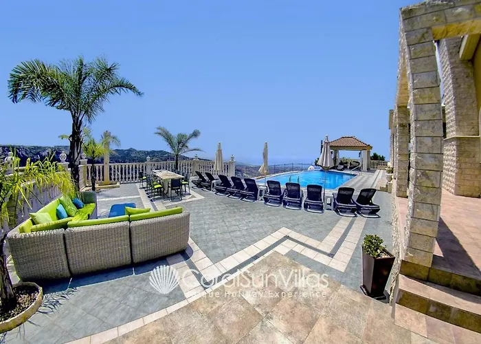 Elegant Huge Large Pool, Ideal For Weddings *