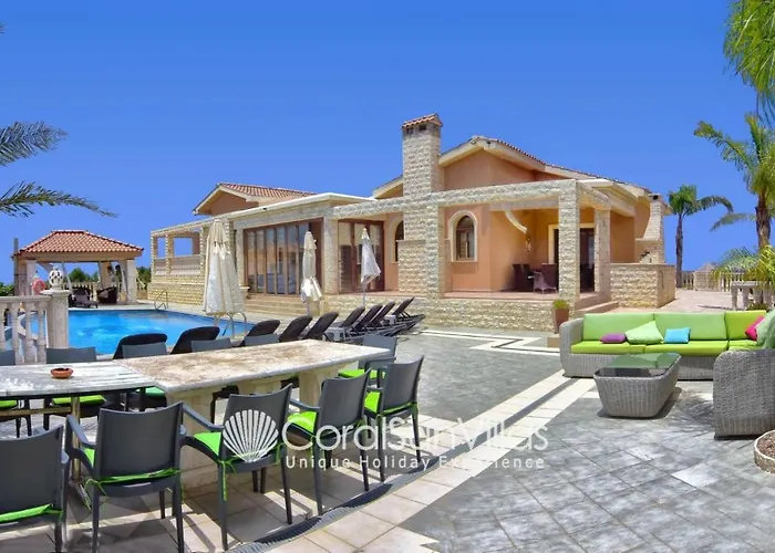 Elegant Huge Large Pool, Ideal For Weddings