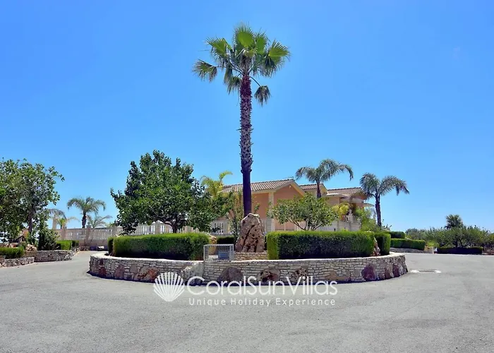 Elegant Huge Large Pool, Ideal For Weddings * Kathikas