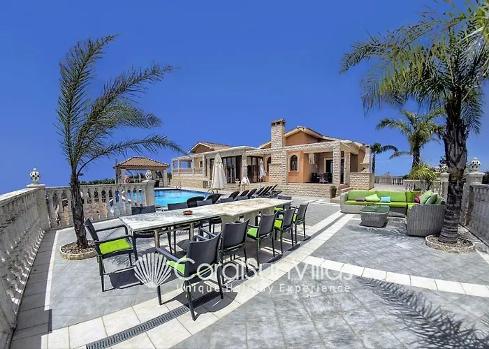 Elegant Huge Large Pool, Ideal For Weddings