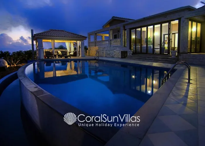 Elegant Huge Large Pool, Ideal For Weddings *