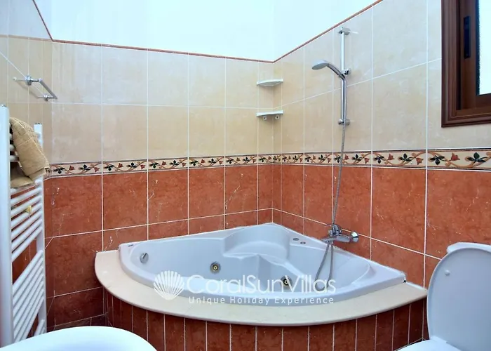 Elegant Huge Large Pool, Ideal For Weddings Kathikas