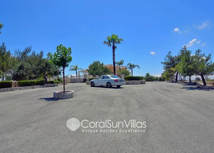 Elegant Huge Large Pool, Ideal For Weddings *